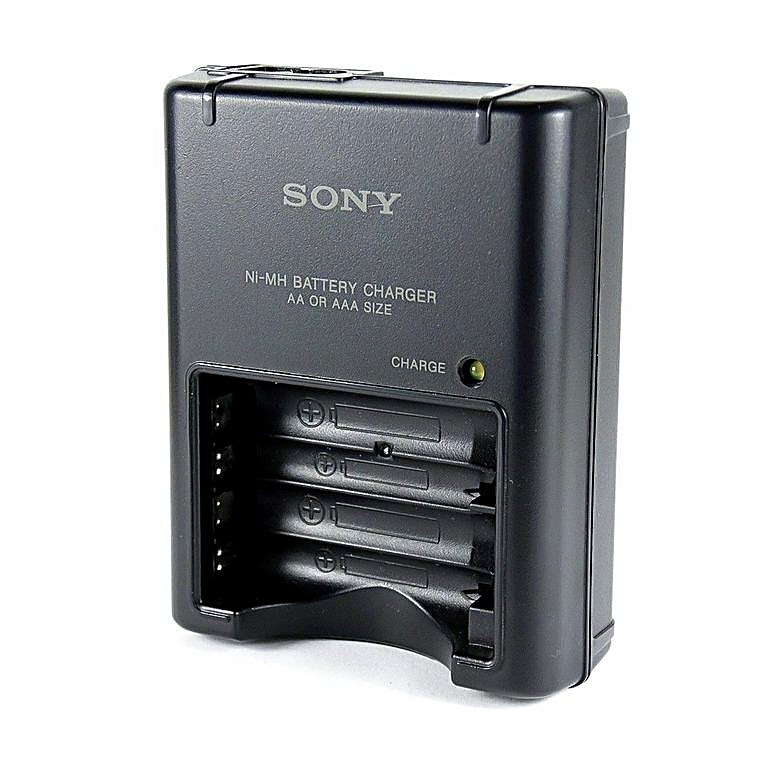 Cargador de pilas recargables AA/AAA · Alquiler de equipos audiovisuales en Bogotá, Colombia · ARTTV Pro Rental