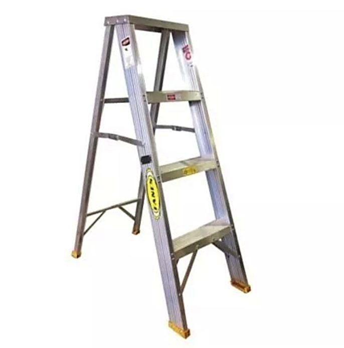Escalera tipo tijera de 4 pasos · Alquiler de equipos audiovisuales en Bogotá, Colombia · ARTTV Pro Rental