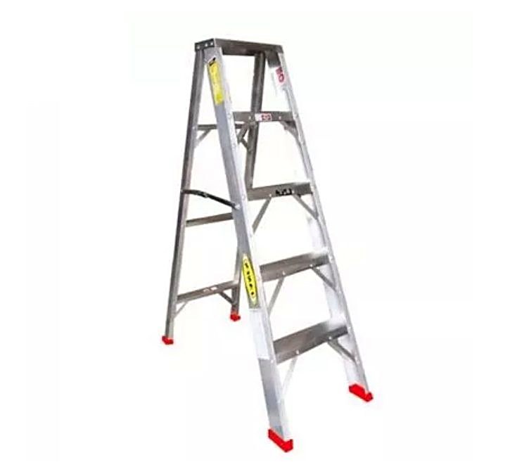 Escalera tipo tijera de 5 pasos · Alquiler de equipos audiovisuales en Bogotá, Colombia · ARTTV Pro Rental
